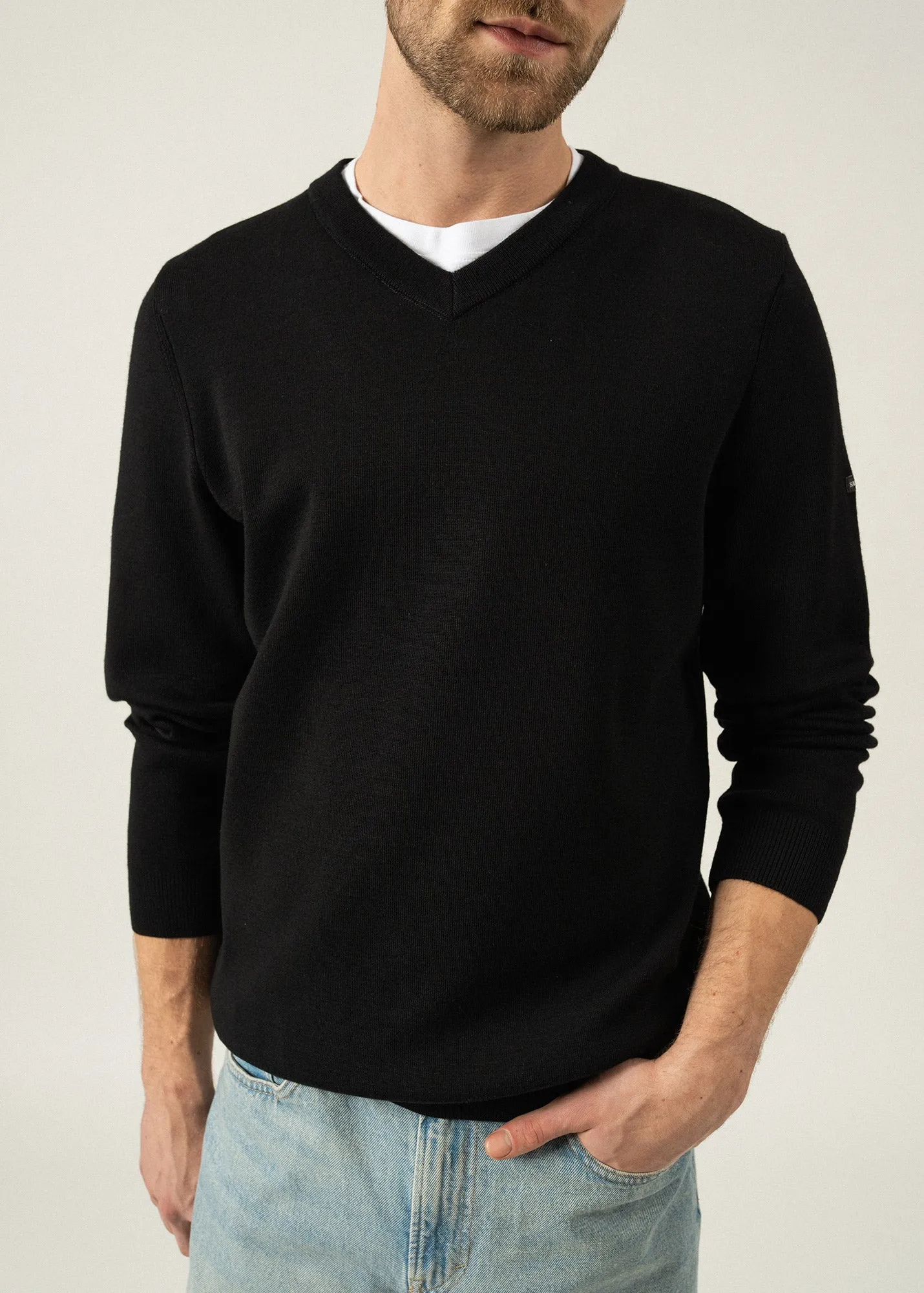 Cuirasse V neck jumper - in soft wool (NOIR)